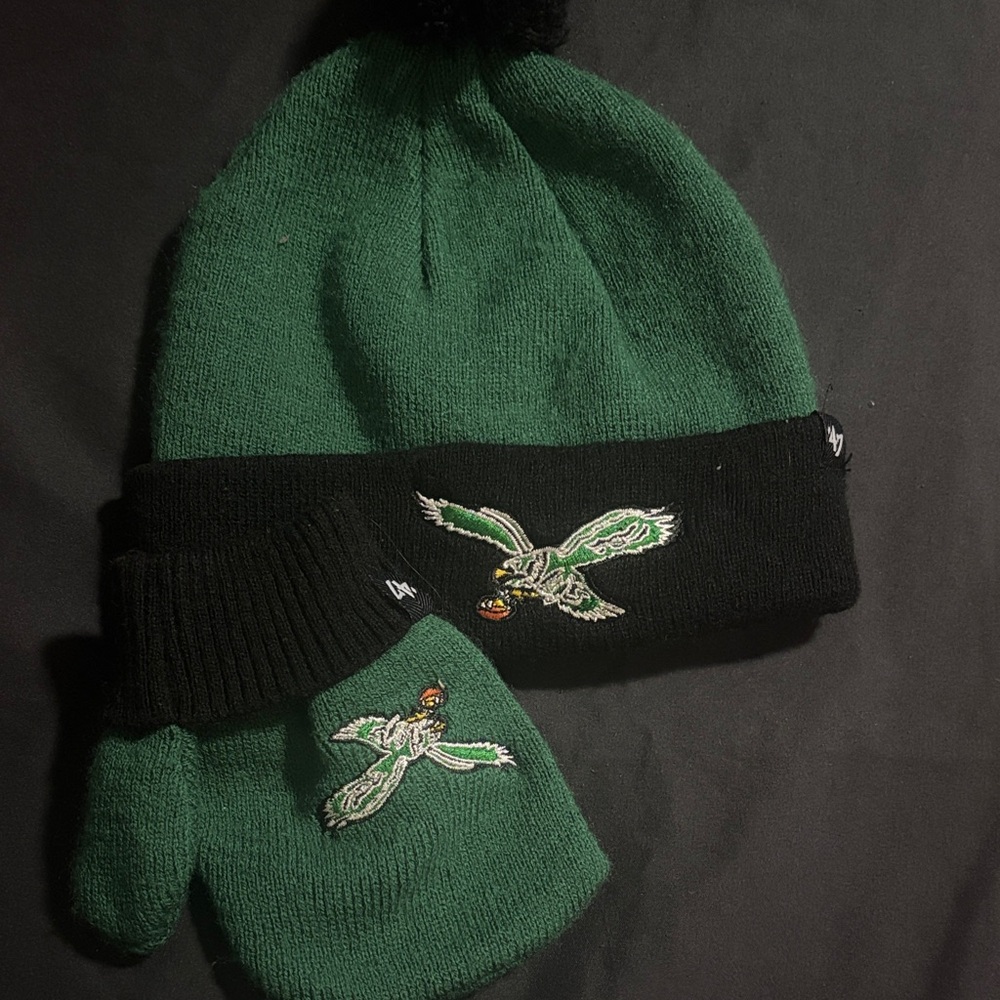 Toddler Philadelphia Eagles beanie and mittens set.